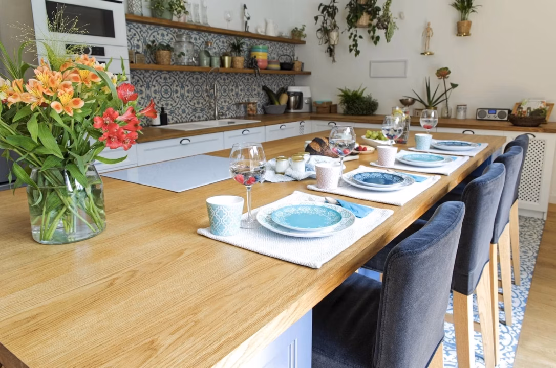 Petites tables de cuisine : gagner de la place avec style